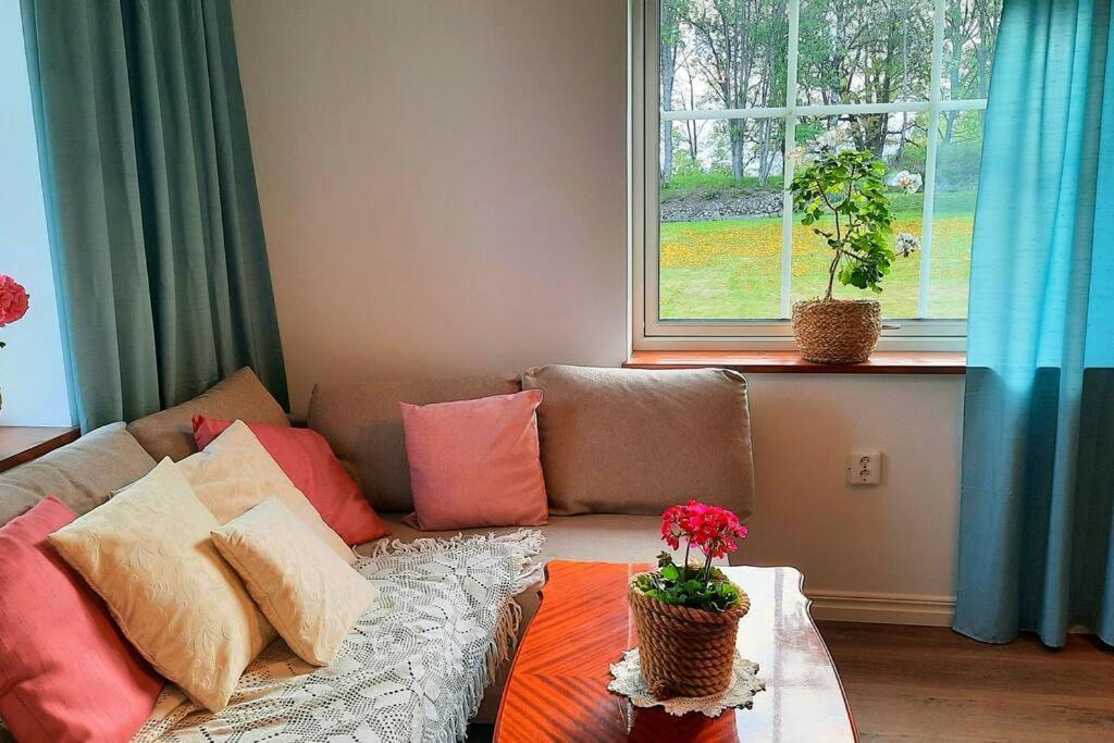 Boende - Stuga Naera Naturen, 3 Km Till Motala Centrum, Elbilsladdning Finns Pa Tomten - Privat Vaerd 外观 照片